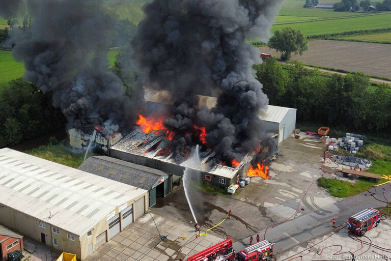 Zeer grote brand in aardappelloods in Groningse Baflo [+foto’s]