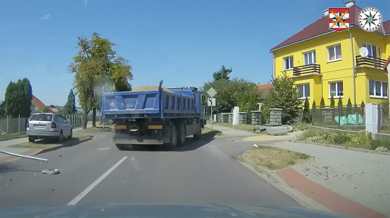 Vrachtwagenchauffeur onwel na insectenbeet, eindigt nét voor zwembad [+video]