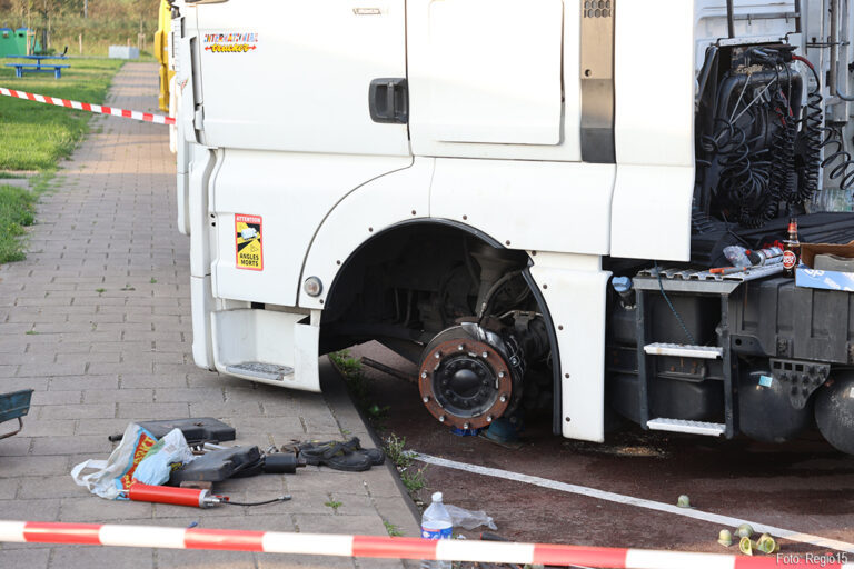 Vrachtwagenchauffeur zwaargewond nadat krik het begeeft [+foto]