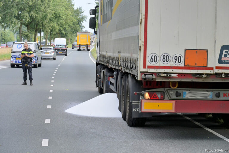 Vrachtwagen verliest deel lading in Breda [+foto]