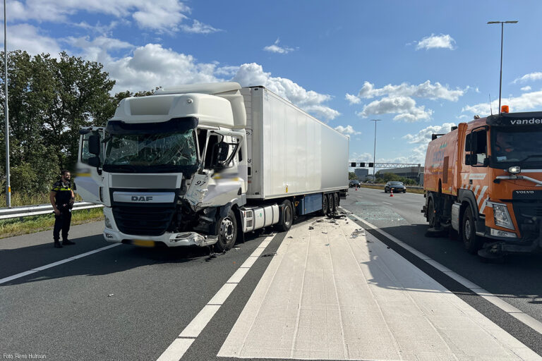 Vrachtwagen rijdt in op file A1 [+foto]