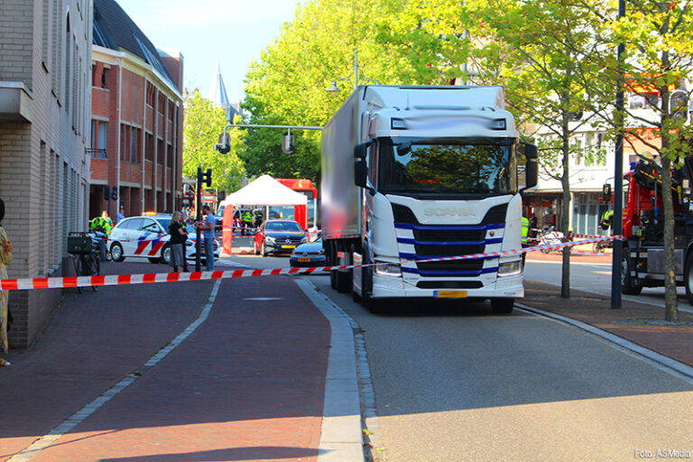 Dode na aanrijding met vrachtwagen in Leiden [+foto’s]