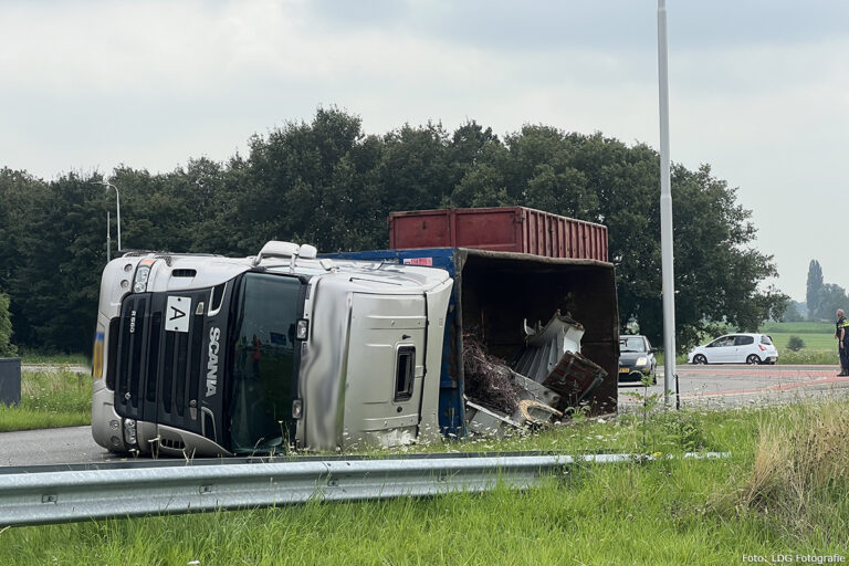 Vrachtwagen gekanteld op N316 bij Doetinchem