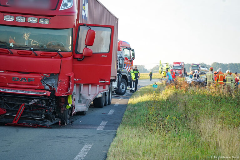 Ernstige aanrijding auto en vrachtwagen op N853