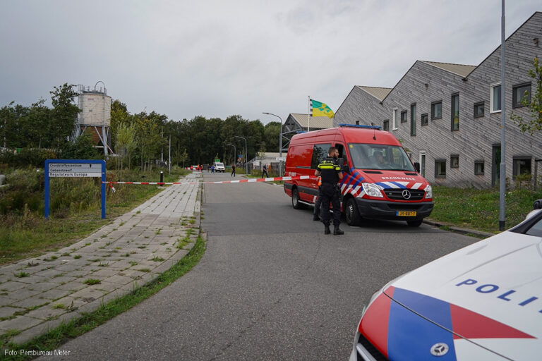 Vrachtwagen verliest gevaarlijke stoffen in Roden, omgeving groots afgezet [+foto]