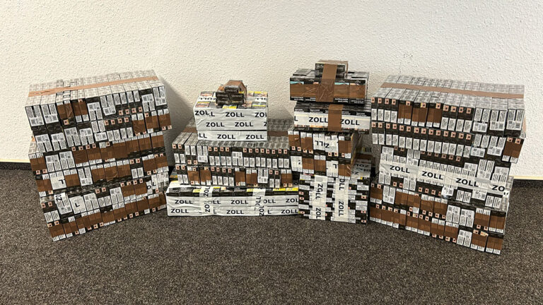 Turkse vrachtwagenchauffeur smokkelt 38.000 sigaretten om schulden af te betalen [+foto’s]