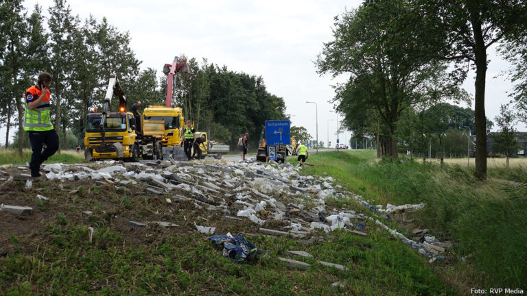 Vrachtwagen belandt in berm en verliest lading straatstenen op N247 [+foto]