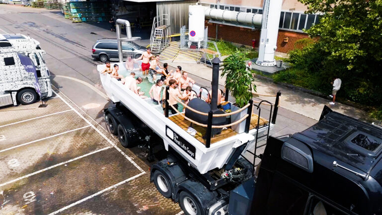 Poolparty to go: leerlingen Daimler bouwen samen met ‘The Real Life Guys’ mobiel XXL-zwembad