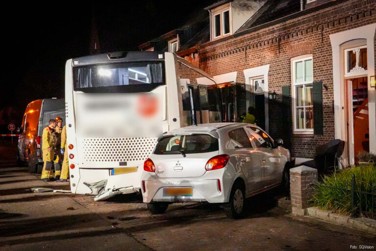 79-jarige chauffeur onwel en overlijdt, touringcar botst tegen huis [+foto]
