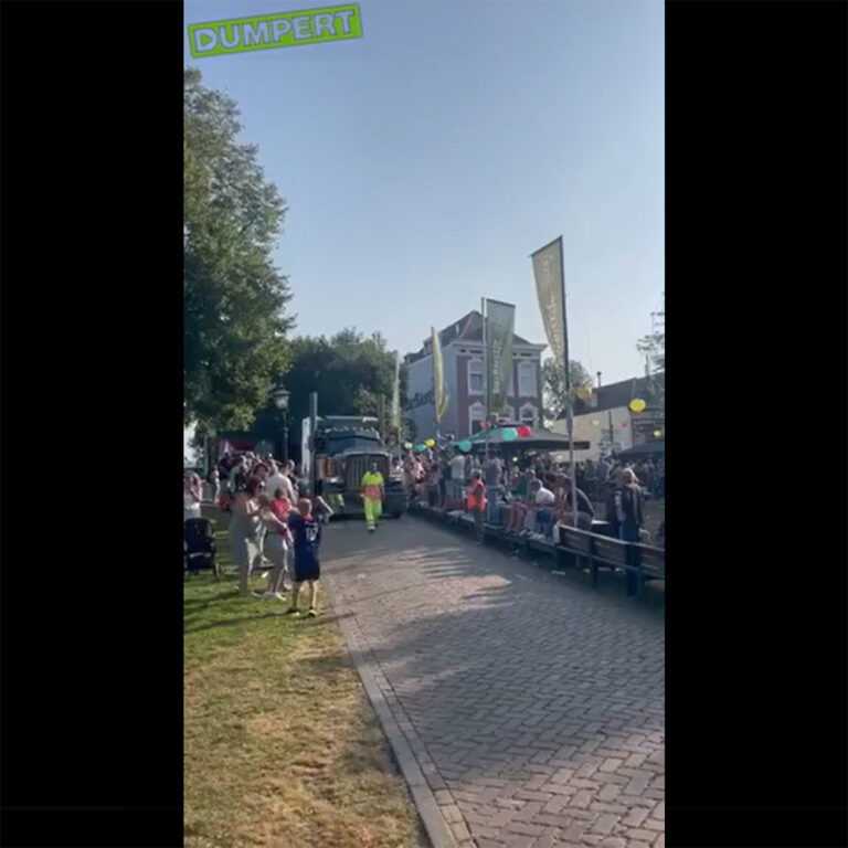 Verkeersregelaar komt onder vrachtwagen tijdens vrachtwagentocht in Hellevoetsluis [+video]