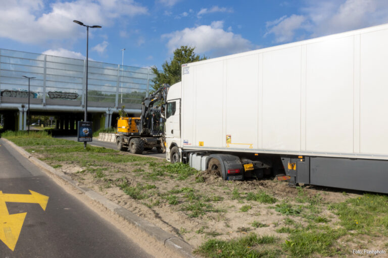 Vrachtwagen vast in berm in Vlaardingen [+foto]