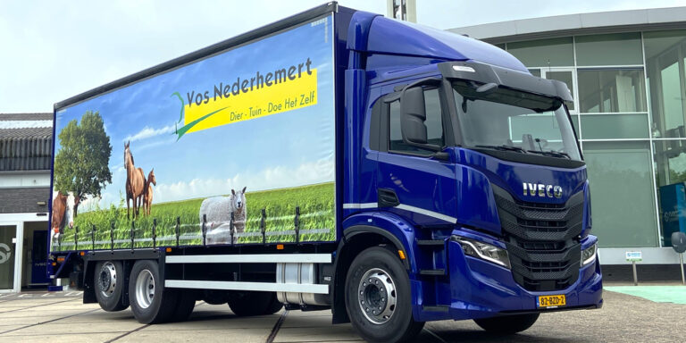 Nieuwe IVECO S-Way 6×2 bakwagen voor Vos Nederhemert