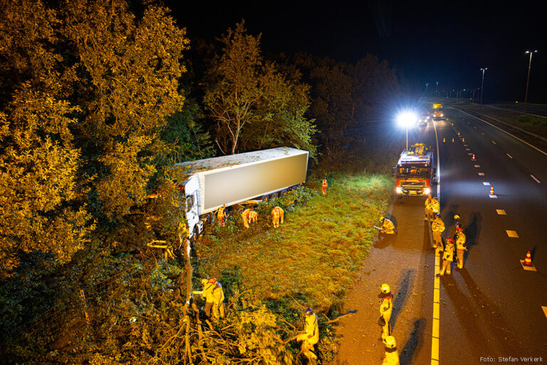 Vrachtwagenchauffeur eindigt tussen de bomen op de A50 bij Hattem [+foto]