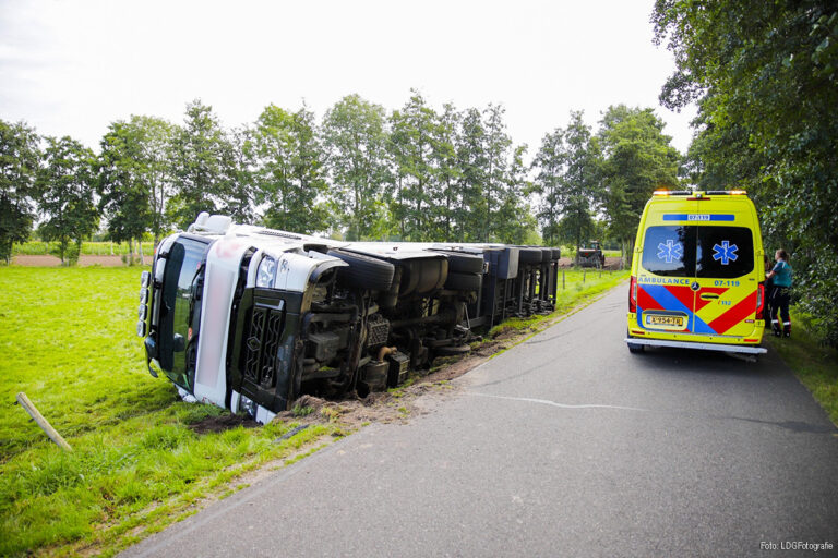 Vrachtwagen gekanteld in Lunteren [+foto]