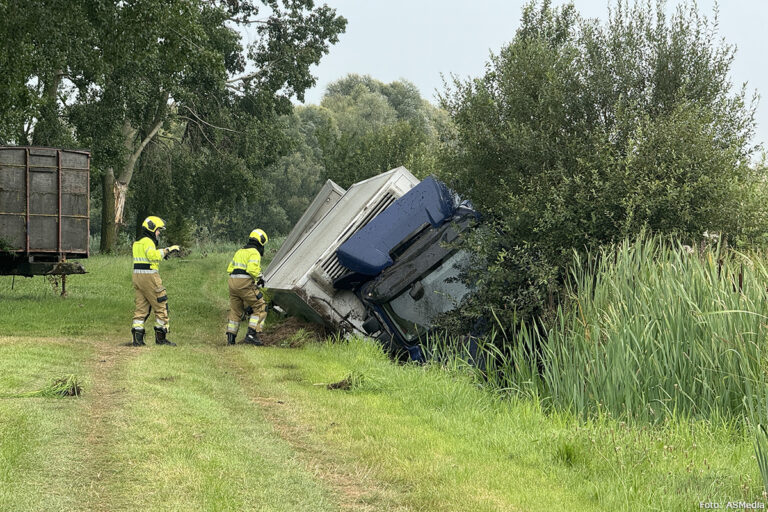 Vrachtwagen van de weg en in de sloot langs A50 [+foto’s]