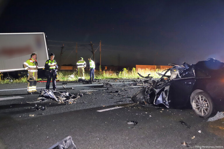 Ravage en dode nadat spookrijder op vrachtwagen botst op A15 [+foto’s]