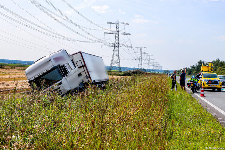 Vrachtwagen in greppel langs N391 [+foto]
