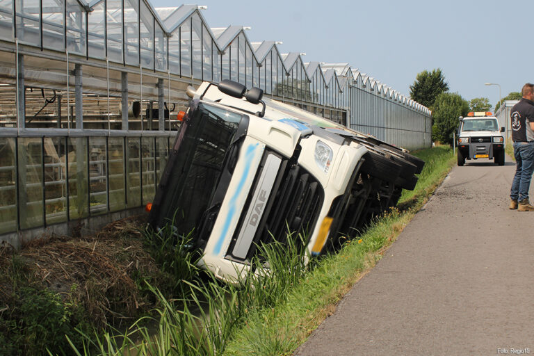 Vrachtwagen in slootje in Honselersdijk [+foto]