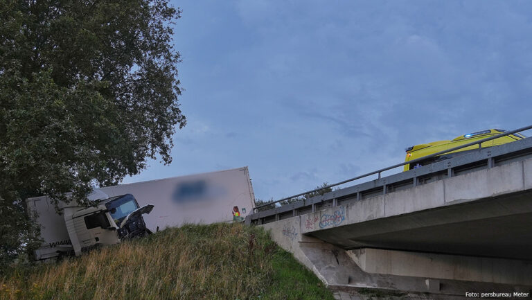 Vrachtwagen van de weg geraakt op A28 [+foto’s]