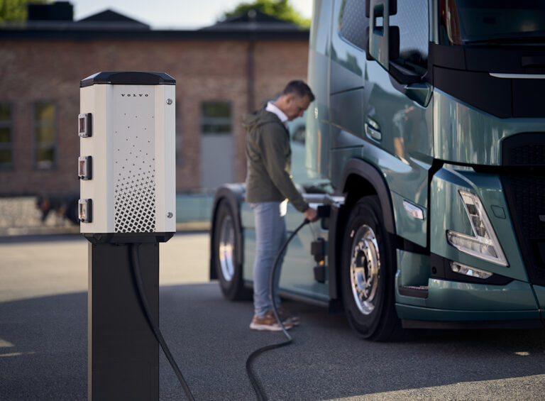 Volvo introduceert nieuwe service voor het opladen van elektrische vrachtwagens