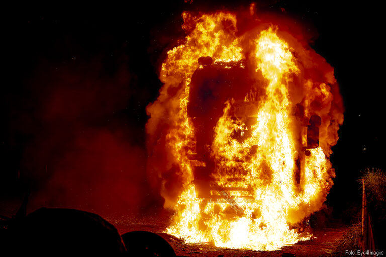 Vrachtwagen door brand verwoest in Oosterhout, brandstichting niet uitgesloten [+foto]