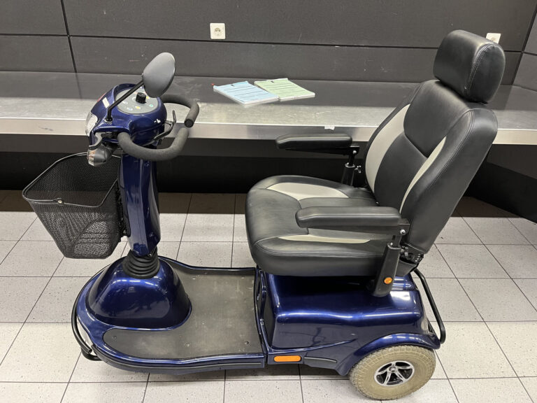 Passagier van vlucht uit Suriname smokkelt cocaïne in scootmobiel [+foto’s]