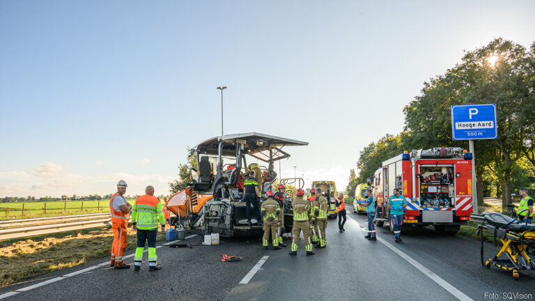 Machinist asfalteermachine gewond na aanrijding met vrachtwagen op A58 [+foto]