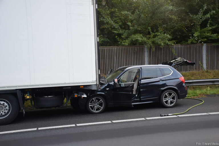 Automobilist overleden nadat hij met auto onder vrachtwagen terechtkomt op A73 [+foto]