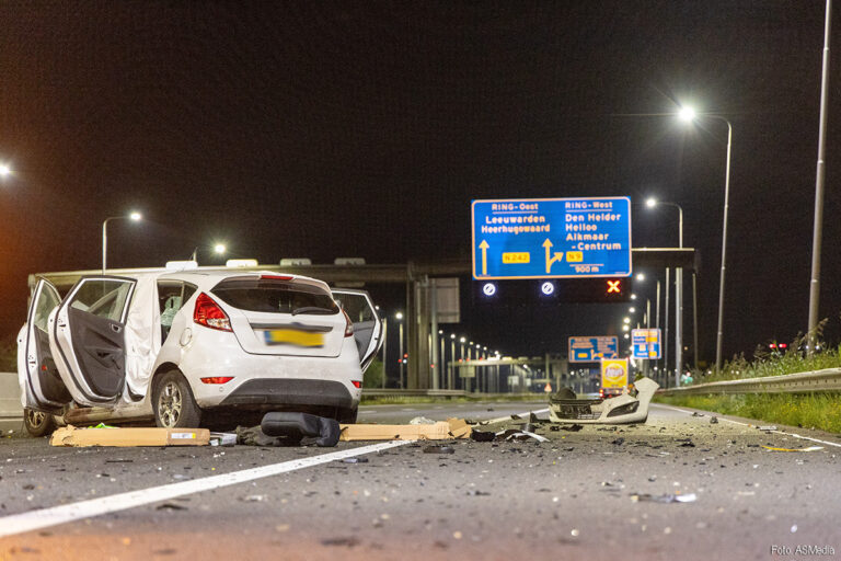 Dode nadat auto achterop lzv botst op A9 [+foto’s]