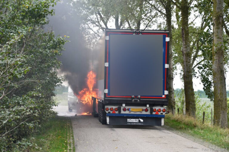 Vrachtwagen en bestelbus in brand na aanrijding [+foto]