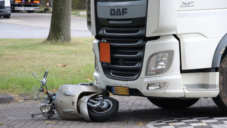 Scooterrijder aangereden door vrachtwagen in Oss [+foto]