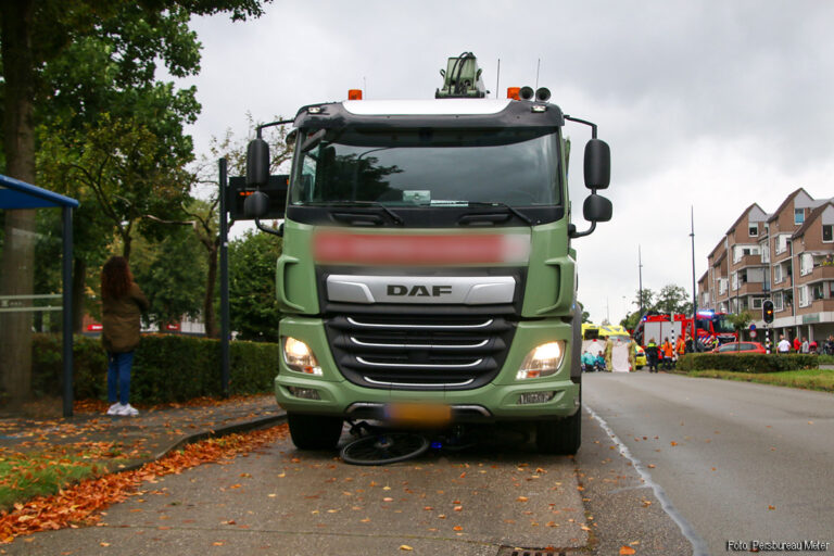 Fietser om het leven gekomen na aanrijding met vrachtwagen in Emmen [+foto]