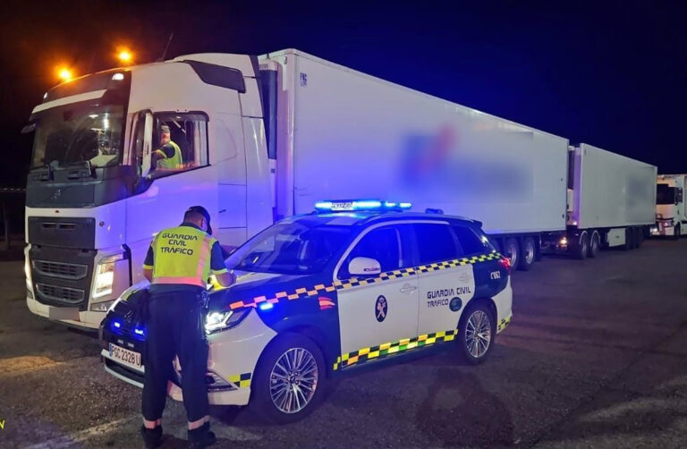 Vrachtwagenchauffeur van bijna 32 meter lange combinatie heeft zeven keer toegestane hoeveelheid alcohol op [+foto]
