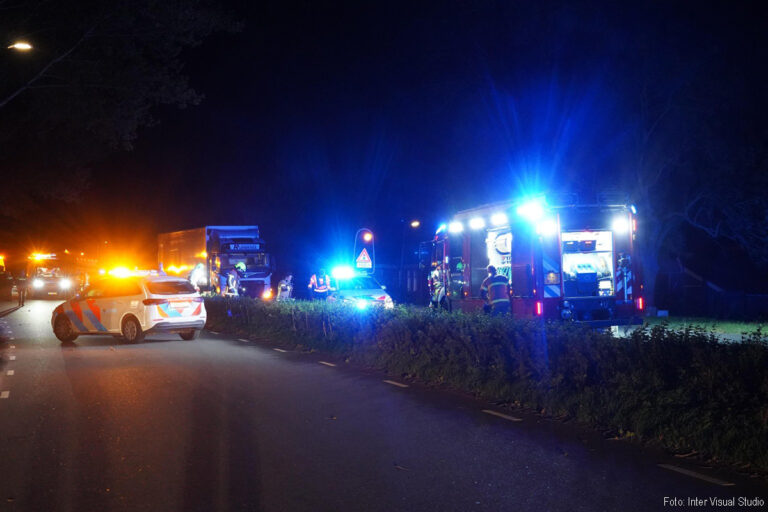 Vrachtwagenchauffeurs helpen te water geraakte bestuurder [+foto’s]