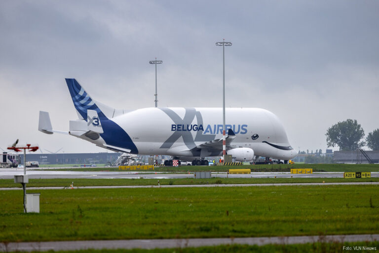 Airbus BelugaXL vrachtvliegtuig maakt noodlanding op Schiphol [+foto]