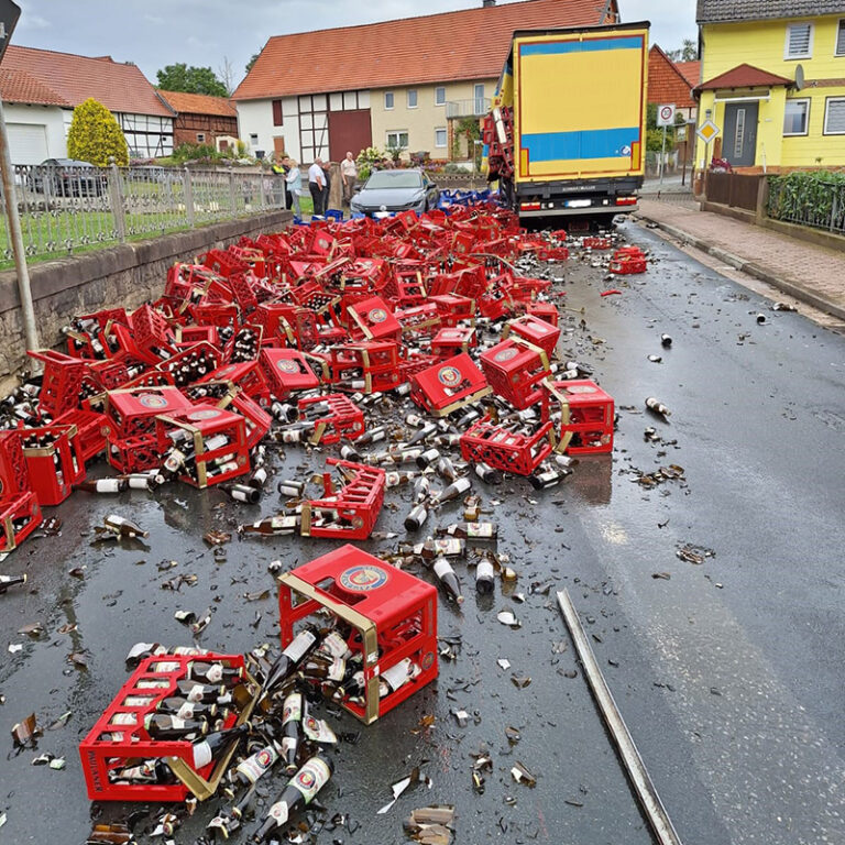 Bier op straat door onvoldoende ladingzekering [+foto]