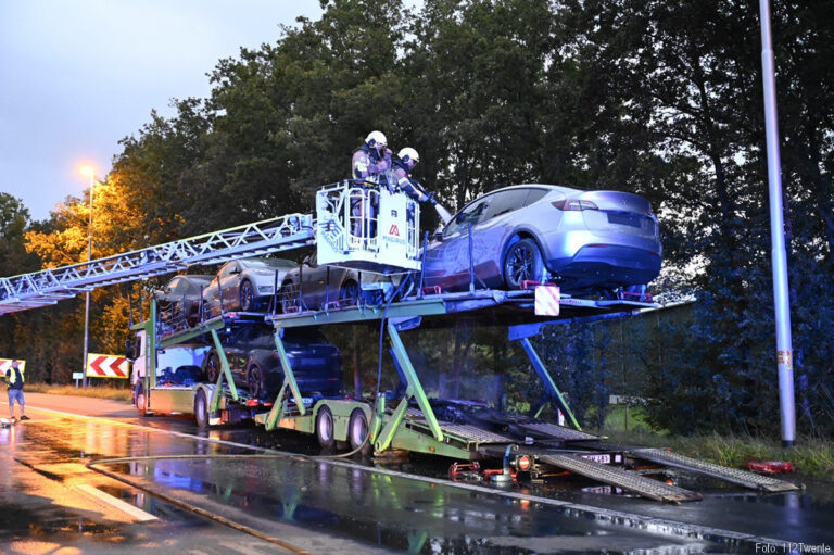Autotransporter met Tesla’s in de brand op A35 [+foto&video]