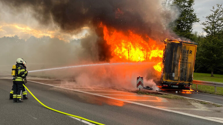 Vrachtwagen volledig uitgebrand op Duitse A43 [+foto’s]