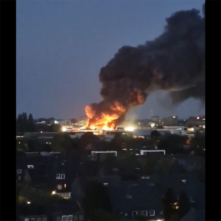 Zeer grote brand in bedrijfspand industrieterrein De Meern onder controle [+foto’s&video]