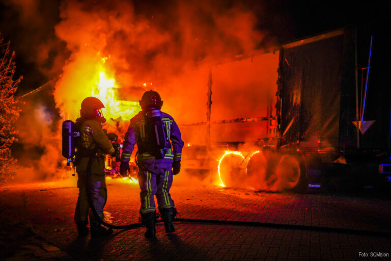 Vrachtwagen gaat in vlammen op in Eindhoven [+foto’s]