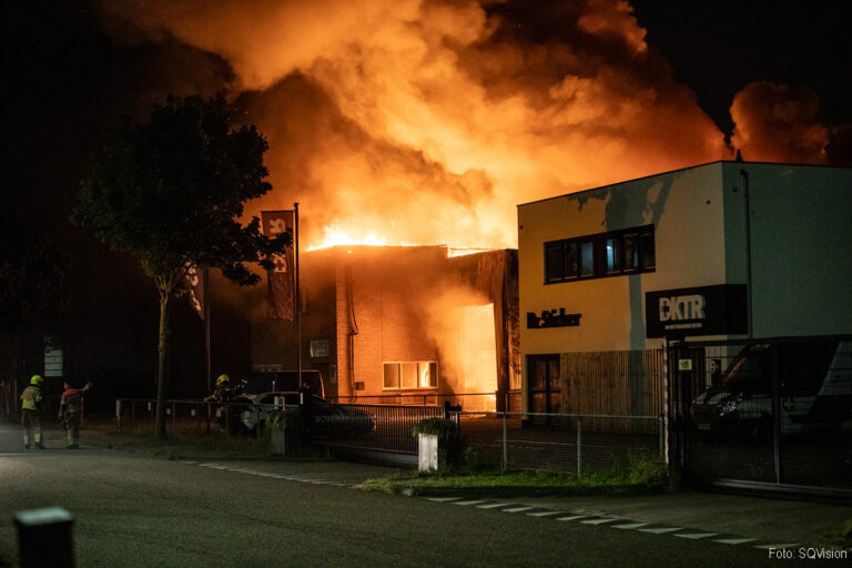 Grote brand in loods Roosendaal [+foto]