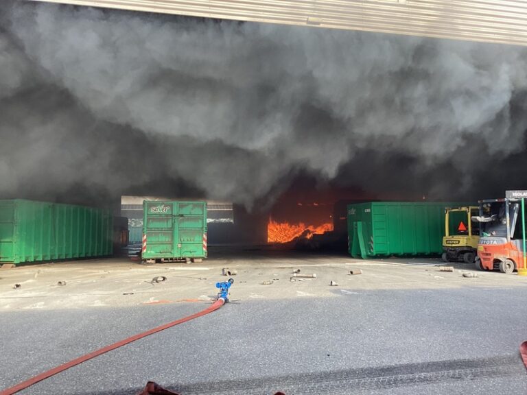 Brand in loods van afvalverwerker Roosendaal, A17 afgesloten vanwege rook [+foto]
