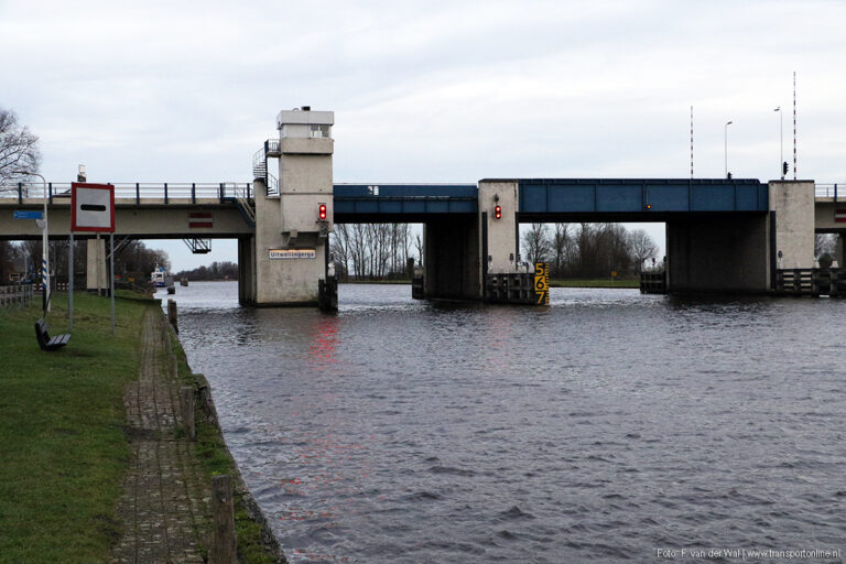 Brug Uitwellingerga definitief niet meer te herstellen: tijdelijke vaste brug komt in augustus 2025