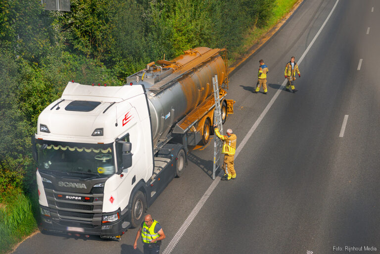 Deksels schieten van tankwagen op de A4 [+foto’s]
