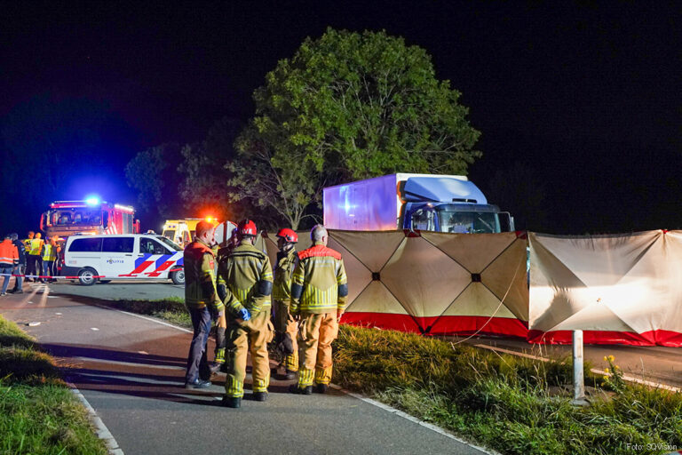 Automobilist omgekomen na aanrijding met vrachtwagen in Almkerk [+foto]