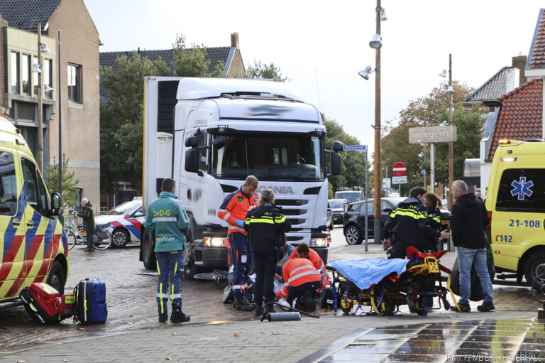 Fietser ernstig gewond na aanrijding met vrachtwagen in Drunen [+foto]
