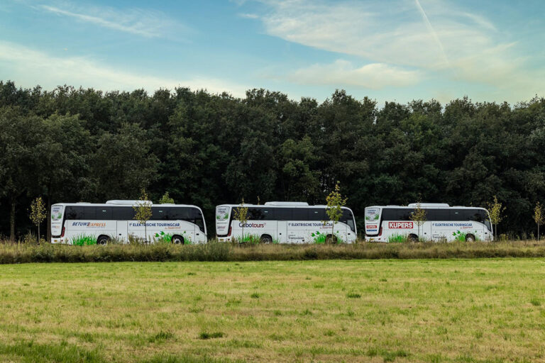 Lancering eerste elektrische touringcars op de Nederlandse wegen