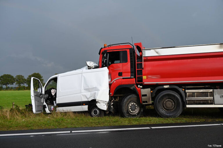 Ernstig ongeval met vrachtwagen en twee busjes op N36 [+foto]