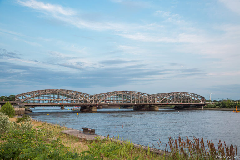 Vrachtwagens mogen niet meer over Duitse Freihafenelbbrug in Hamburg