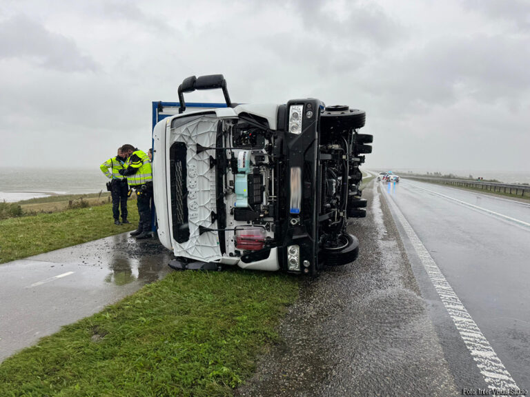 Vrachtwagen met aanhanger gekanteld op Markerwaarddijk [+foto’s]